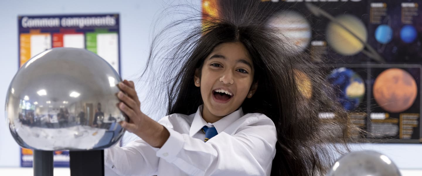 Van De Graaff Generator: How does it work?